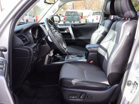 Used 2016 Toyota 4Runner SR5 image 3