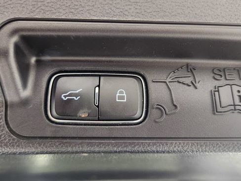 Used 2022 Ford Explorer Limited w/ Equipment Group 301A AWD/4WD image 19