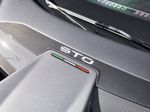 Used 2023 Lamborghini Huracan STO image 10