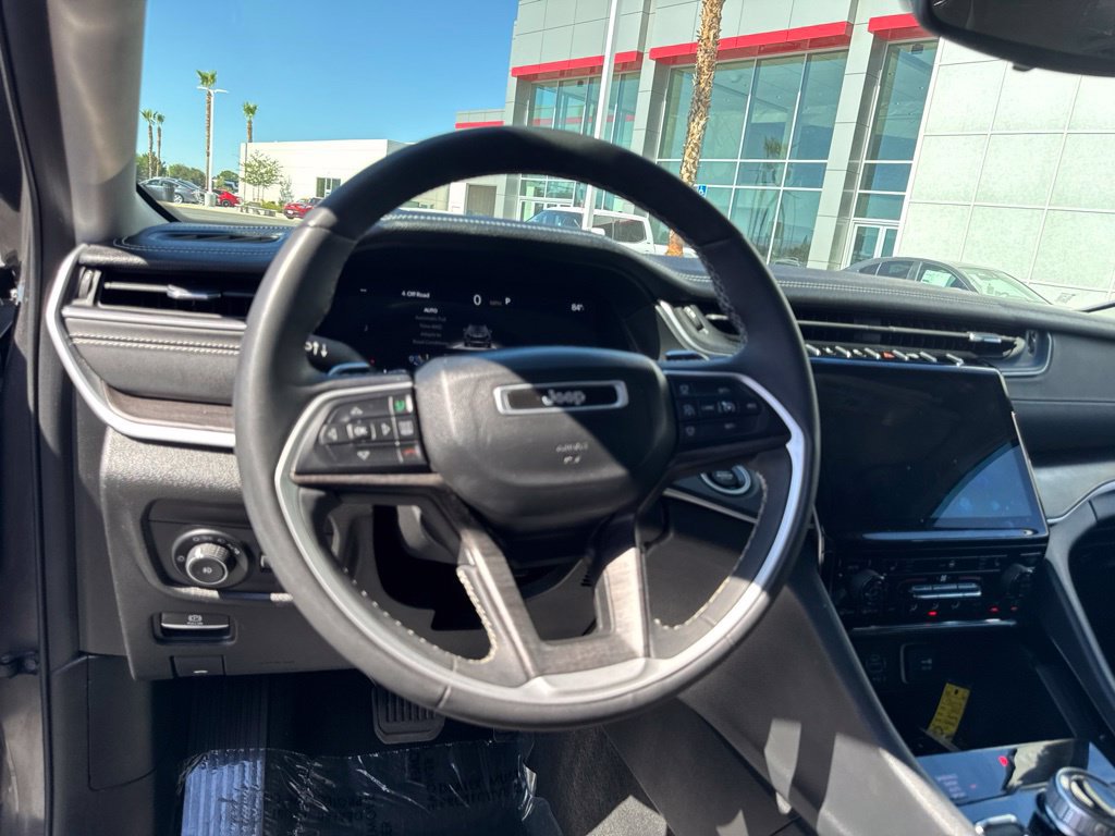 Used 2023 Jeep Grand Cherokee Limited AWD/4WD image 16