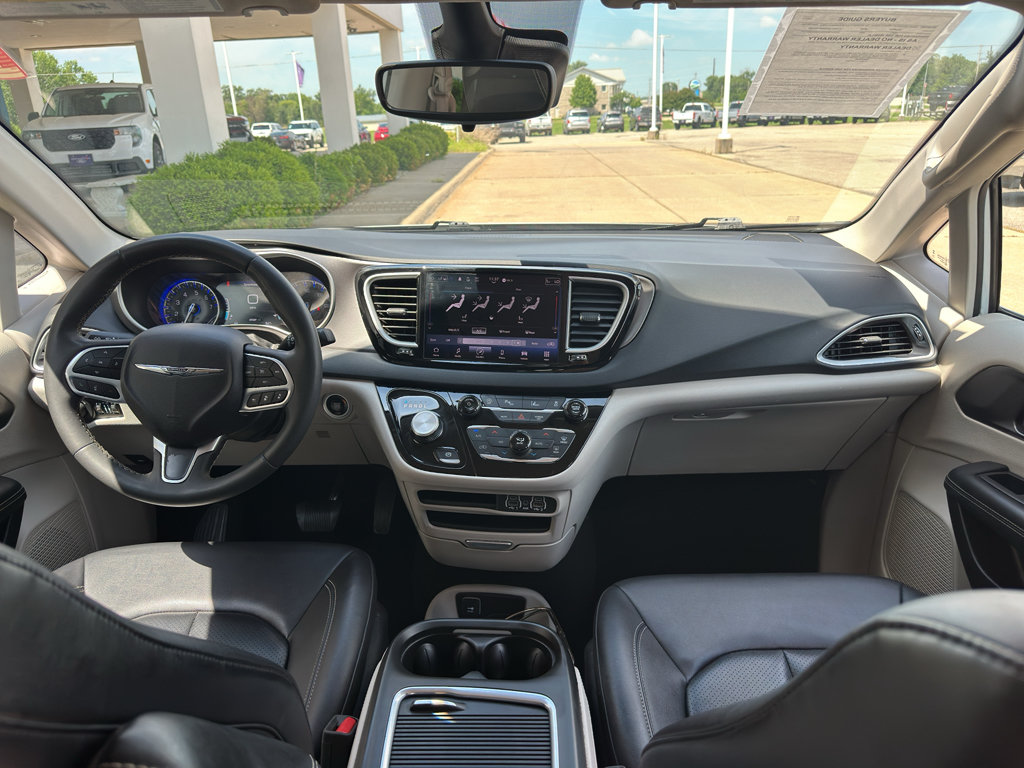 Used 2024 Chrysler Pacifica Touring-L FWD image 12