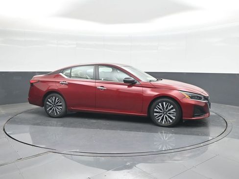 Used 2025 Nissan Altima 2.5 SV FWD image 11