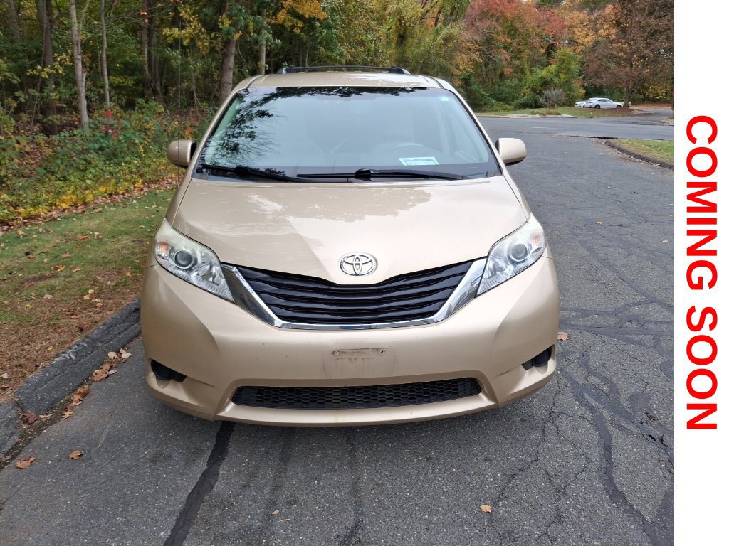 Used 2011 Toyota Sienna LE w/ Towing Pkg FWD image 3