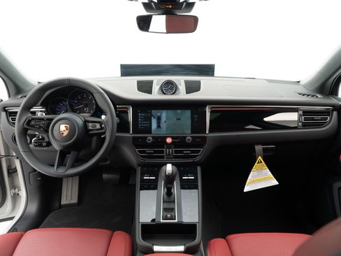 Certified 2026 Porsche Macan AWD/4WD image 18