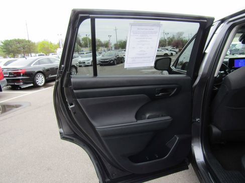 Used 2024 Toyota Highlander LE image 15