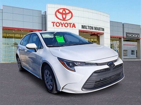 Certified 2023 Toyota Corolla LE image 1