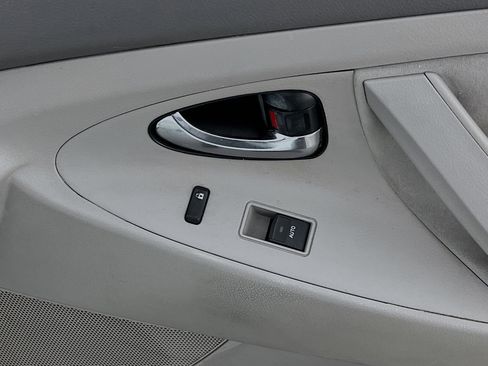 Used 2011 Toyota Camry LE image 30