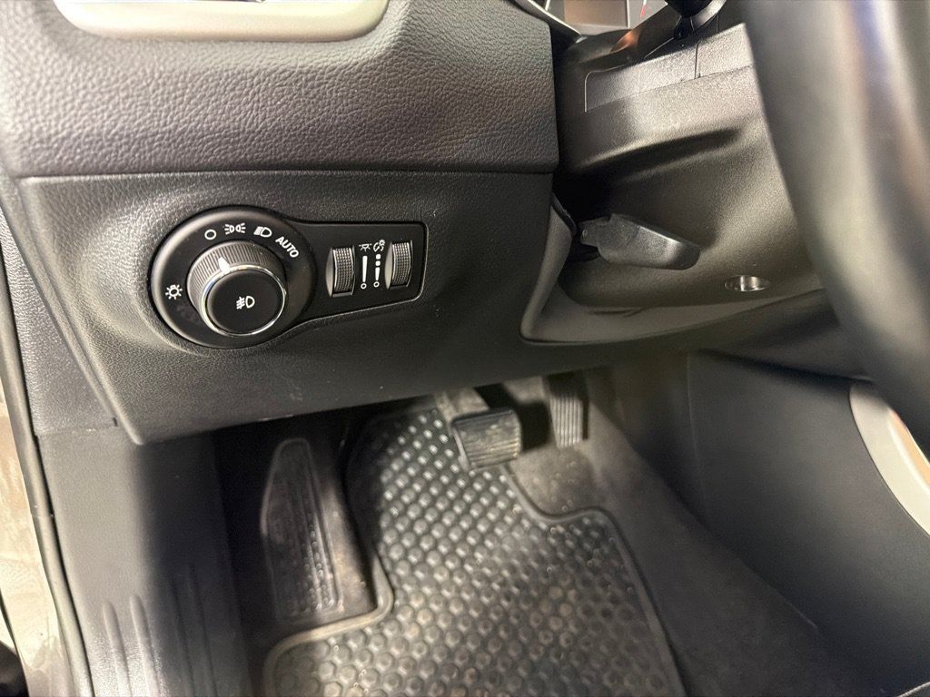 Used 2018 Jeep Compass Latitude w/ Cold Weather Group AWD/4WD image 11