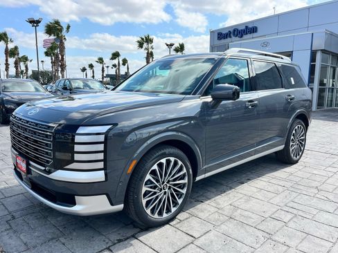 Certified 2026 Hyundai Palisade Calligraphy FWD image 3