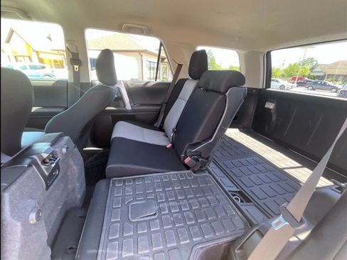 Used 2020 Toyota 4Runner SR5 AWD/4WD image 31