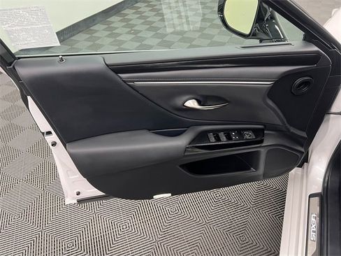 Certified 2025 Lexus ES 350 w/ Accessory Package (Z2) image 9