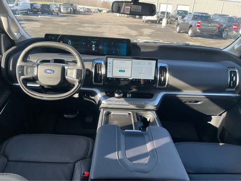 New 2025 Ford Expedition Max Platinum w/ Driver's Package image 18