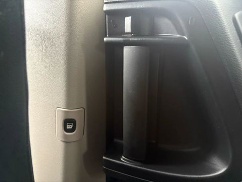 Used 2019 Dodge Grand Caravan SXT image 12