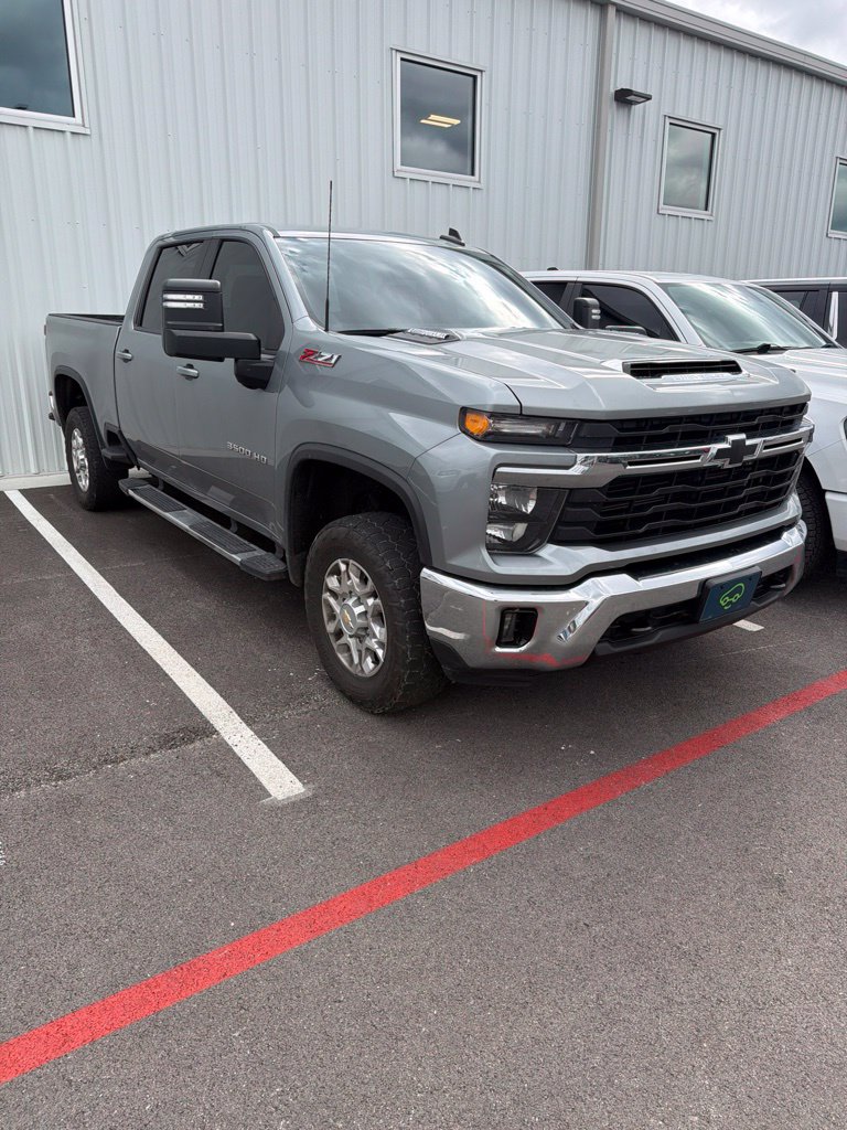 Used 2024 Chevrolet Silverado 3500 LT w/ Convenience Package AWD/4WD image 2