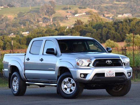 Used 2013 Toyota Tacoma PreRunner w/ SR5 Pkg RWD image 2