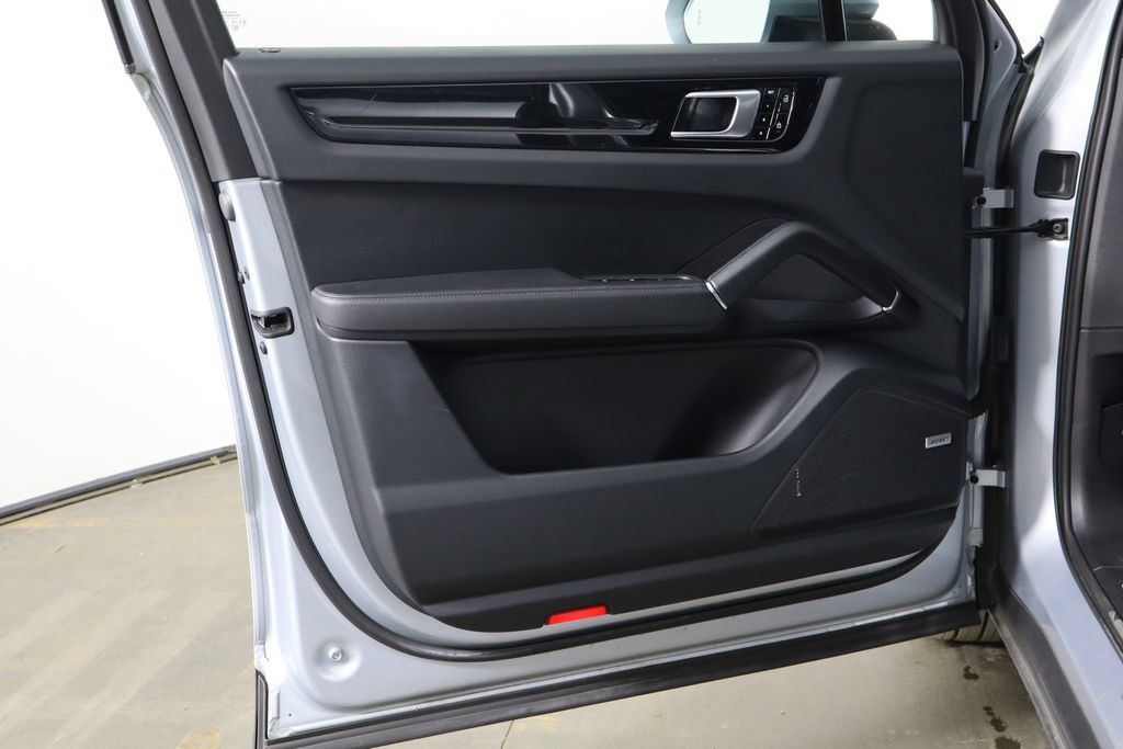 Used 2019 Porsche Cayenne E-Hybrid AWD/4WD image 18