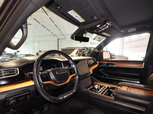 Used 2022 Jeep Grand Wagoneer Series III AWD/4WD image 9