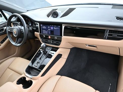 Certified 2025 Porsche Macan AWD/4WD image 30