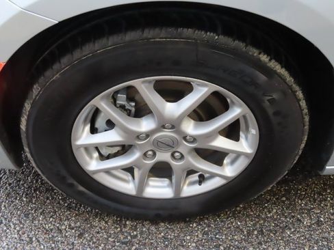 Used 2024 Chrysler Pacifica Touring-L image 19