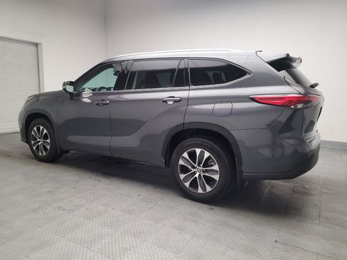 Used 2021 Toyota Highlander XLE AWD/4WD image 3