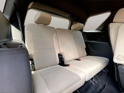 Used 2022 Chevrolet Traverse LT FWD image 27