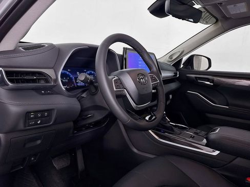 New 2025 Toyota Highlander Limited image 11