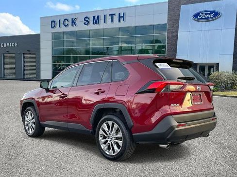 Used 2020 Toyota RAV4 XLE Premium image 4