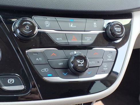 Used 2022 Chrysler Pacifica Touring-L FWD image 23