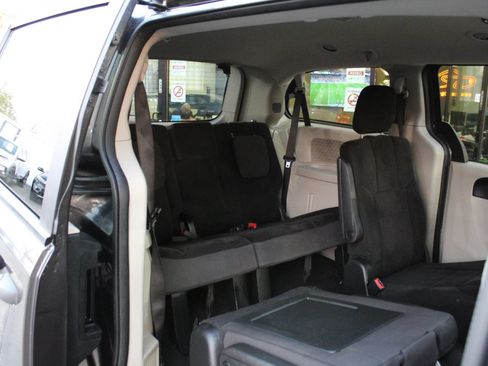 Used 2019 Dodge Grand Caravan SE FWD image 12