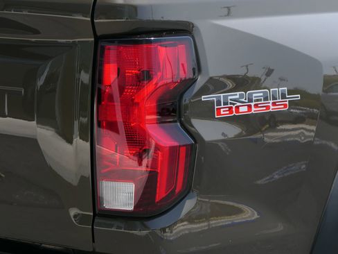 Used 2023 Chevrolet Colorado Trail Boss w/ Technology Package AWD/4WD image 4