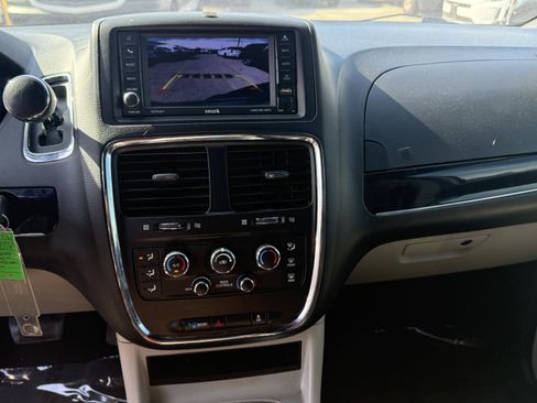 Used 2019 Dodge Grand Caravan SXT image 14