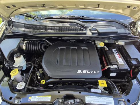 Used 2011 Chrysler Town & Country Touring w/ Entertainment Group #1 FWD image 29