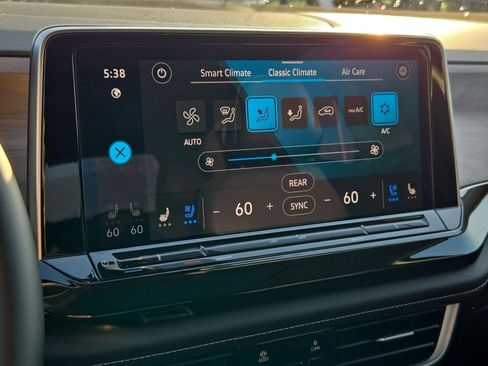 Used 2025 Volkswagen Atlas SE image 25