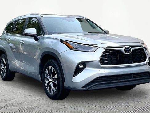 Used 2023 Toyota Highlander XLE FWD image 3