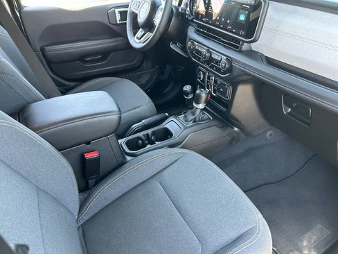 Used 2025 Jeep Wrangler Unlimited Sahara AWD/4WD image 13