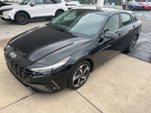 Used 2021 Hyundai Elantra Limited FWD image 2