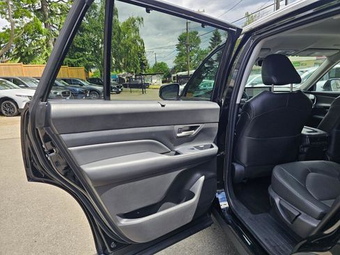 Used 2025 Toyota Grand Highlander FWD image 17
