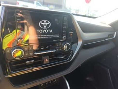 Used 2021 Toyota Highlander XLE FWD image 10