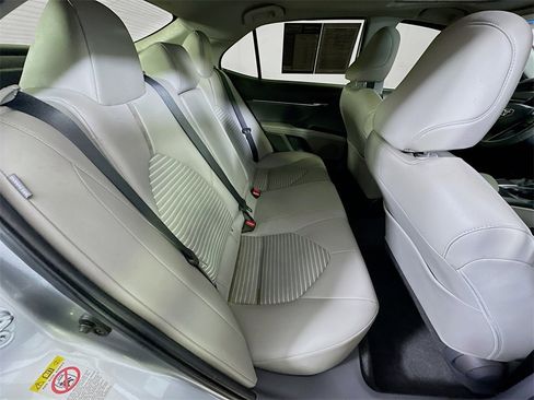 Used 2018 Toyota Camry SE w/ Moonroof Package image 11
