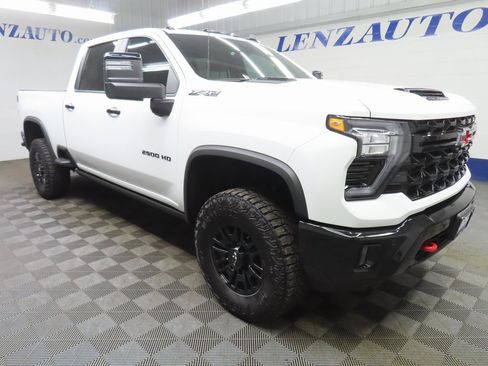 Used 2025 Chevrolet Silverado 2500 ZR2 w/ Technology Package image 3
