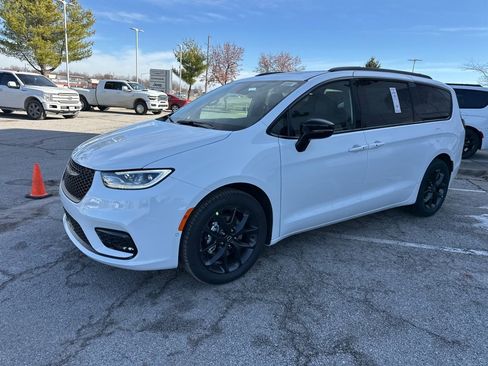 New 2026 Chrysler Pacifica Select image 14