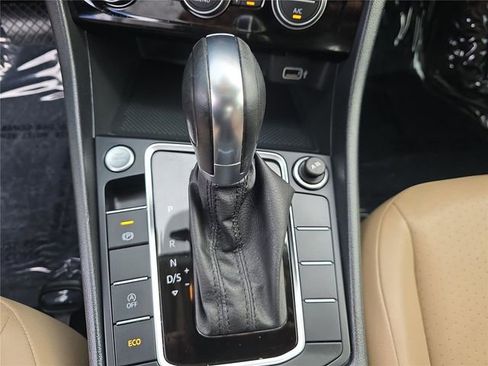 Used 2019 Volkswagen Jetta SE w/ Cold Weather Package FWD image 17