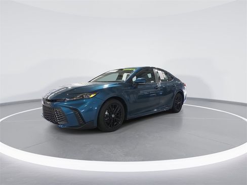 Used 2025 Toyota Camry XLE image 4