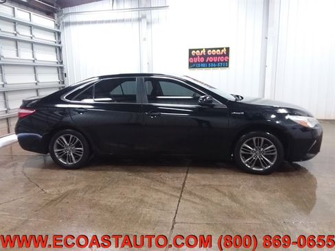 Used 2017 Toyota Camry SE image 2
