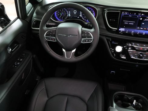 New 2026 Chrysler Pacifica Select image 17