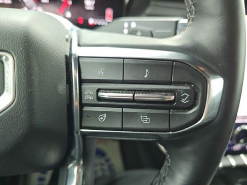 Used 2025 GMC Acadia Elevation image 13