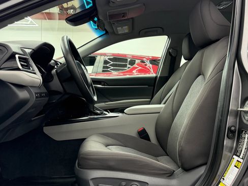 Used 2018 Toyota Camry LE image 9