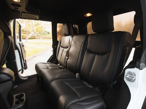 Used 2018 Jeep Wrangler Unlimited Sport S image 29