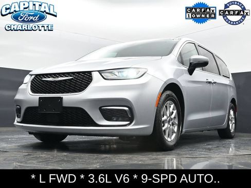 Used 2023 Chrysler Pacifica Touring-L FWD image 21