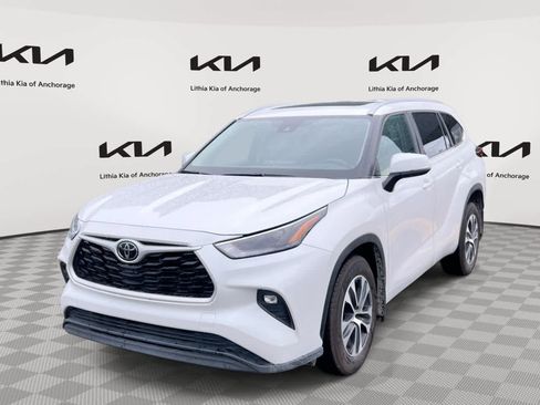 Used 2024 Toyota Highlander XLE image 1
